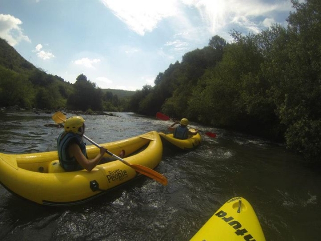 disfrutando de la canoa
